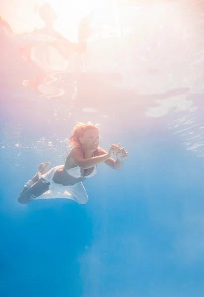 Femme sous l'eau dans la piscine — Photo