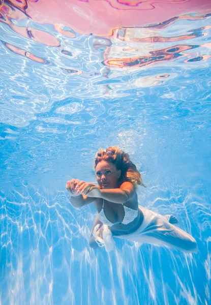 여자 수 중 수영장에서 — 스톡 사진