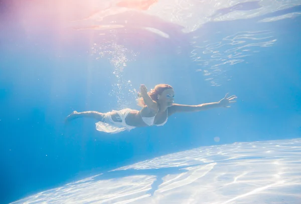 Frau unter Wasser im Pool — Stockfoto