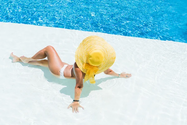 Ein Mädchen entspannt sich im Swimmingpool — Stockfoto