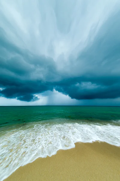 Nuvole di tempesta sul bellissimo mare adaman — Foto Stock