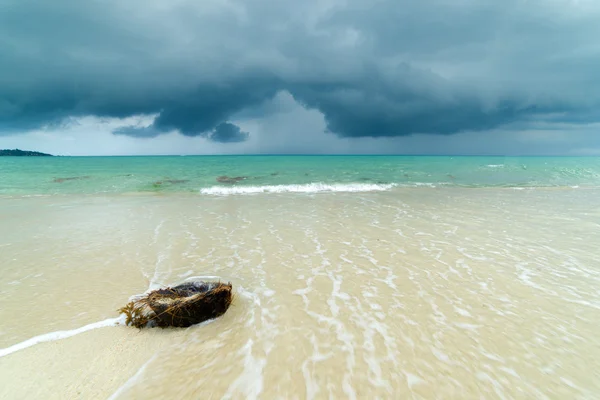 Chmury burzowe nad morze piękna adaman — Zdjęcie stockowe
