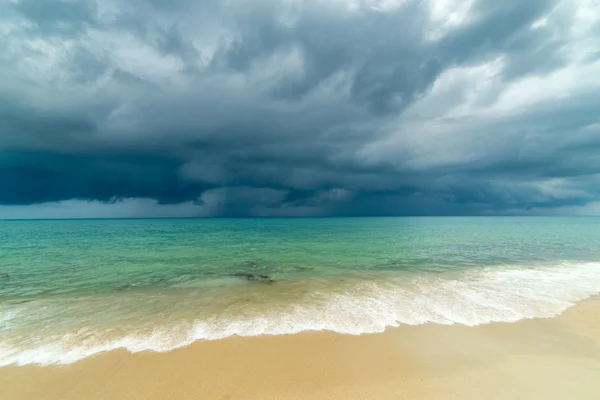 Nuvole di tempesta sul bellissimo mare adaman — Foto Stock