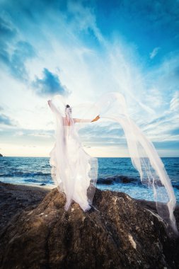 gün batımında tropikal bir plajda gelin