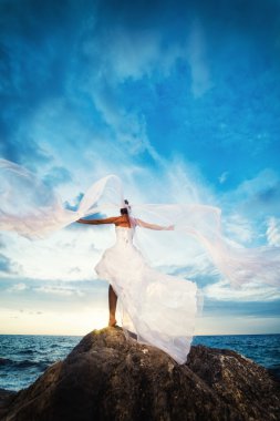 gün batımında tropikal bir plajda gelin