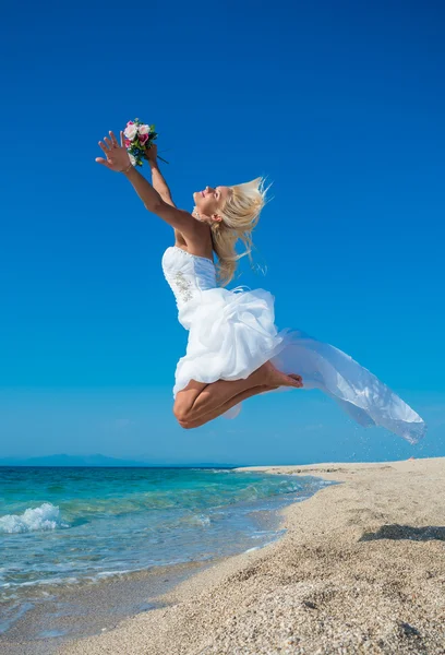 Bela noiva jovem andando na praia — Fotografia de Stock