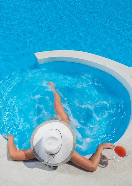 Mulher se divertindo na piscina — Fotografia de Stock