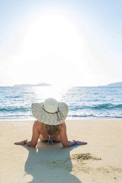 Mujer en bikini en la playa tropical — Foto de Stock