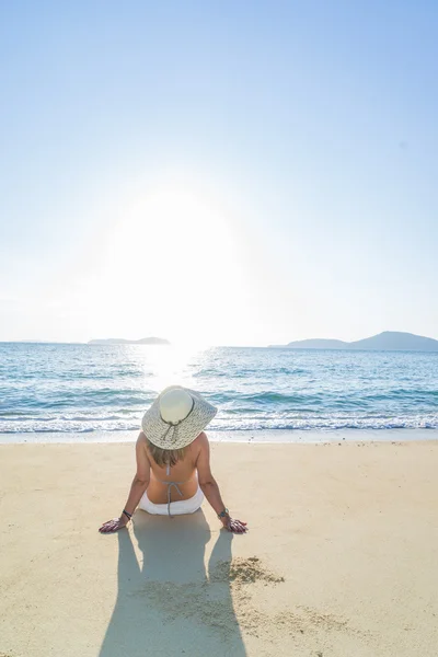 Mujer en bikini en la playa tropical —  Fotos de Stock