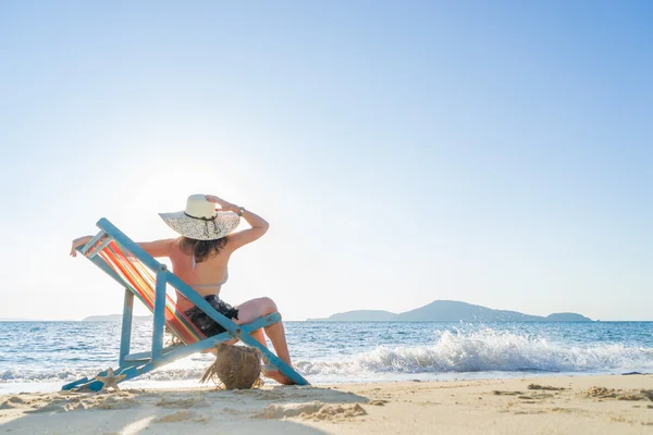 Fiatal nő pihentető egy egzotikus Beach. — Stock Fotó
