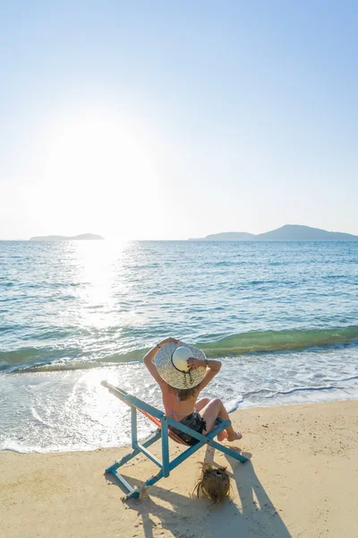 Mujer joven relajándose en una playa exótica . —  Fotos de Stock