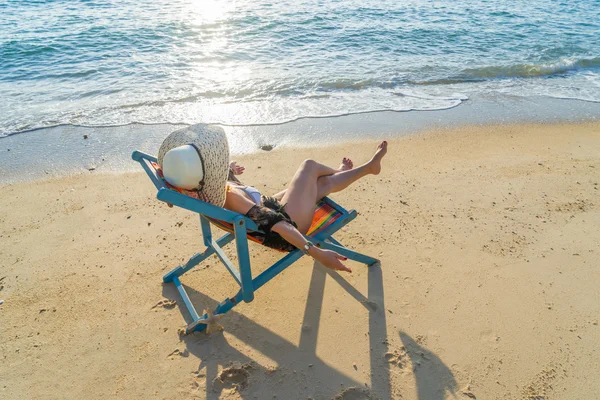 Fiatal nő pihentető egy egzotikus Beach. — Stock Fotó