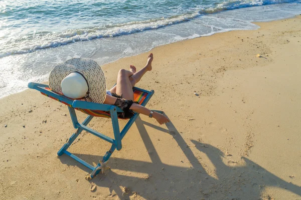 Mladá žena uvolňující na exotické pláži. — Stock fotografie