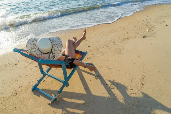 Młoda kobieta relaksujący na egzotycznej plaży. — Zdjęcie stockowe