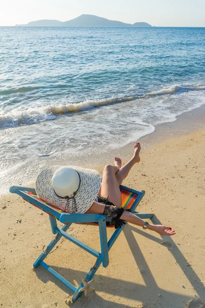 Giovane donna rilassante su una spiaggia esotica . — Foto Stock