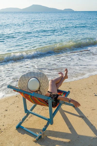 异国风情的海滩上放松的年轻女子. — 图库照片