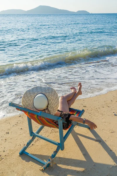 Fiatal nő pihentető egy egzotikus Beach. — Stock Fotó