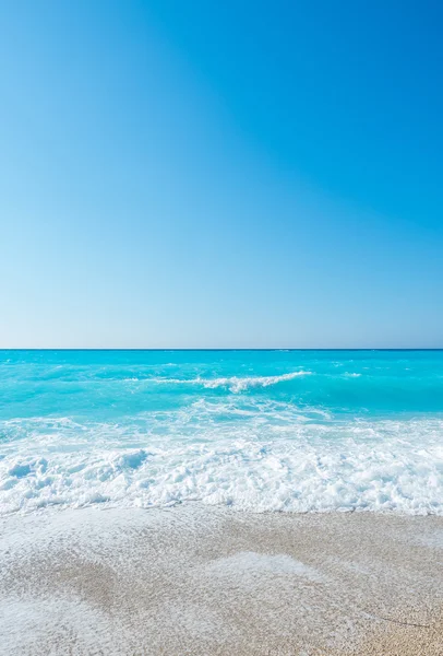 Удивительный пляж с чистой водой в Греции — стоковое фото