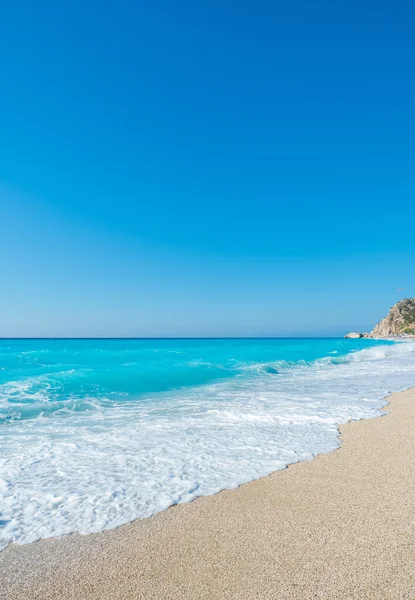 Increíble playa con aguas cristalinas en Grecia — Foto de Stock