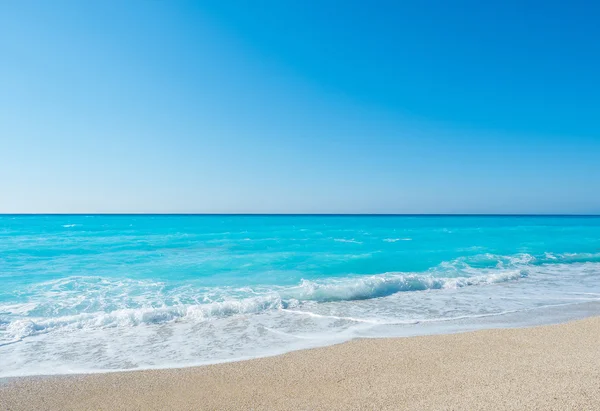 Praia incrível com águas claras na Grécia — Fotografia de Stock