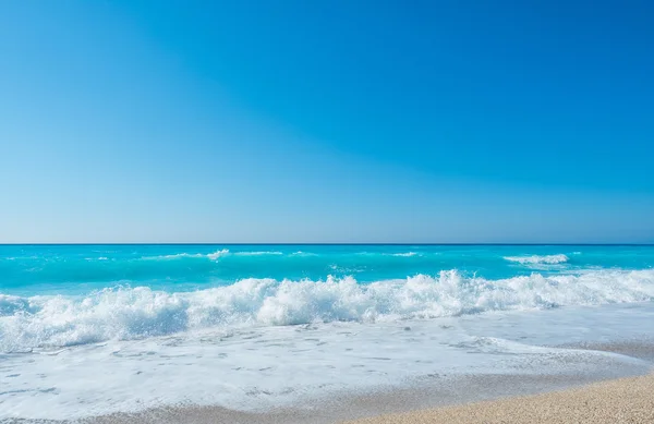Удивительный пляж с чистой водой в Греции — стоковое фото