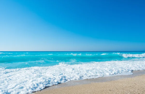 Praia incrível com águas claras na Grécia — Fotografia de Stock