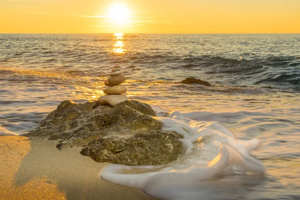 Taşlar piramit simgeleyen zen, uyum, denge kum üzerinde. Okyanus — Stok fotoğraf