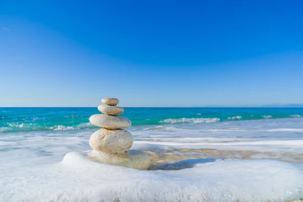 Stenen evenwicht, pebbles stapel over blauwe zee in Kroatië. — Stockfoto