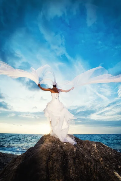 Sposa su una spiaggia tropicale al tramonto — Foto Stock