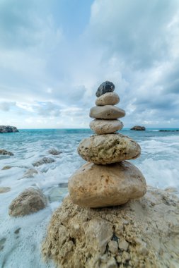 Kumsalda taş yığını