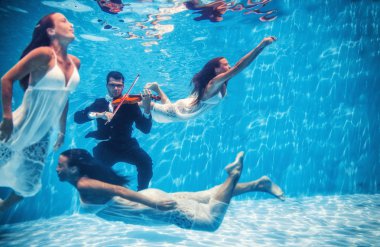 Çevresinde Yüzme muse ile sualtı oynarken kemancı
