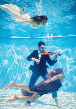 Çevresinde Yüzme muse ile sualtı oynarken kemancı