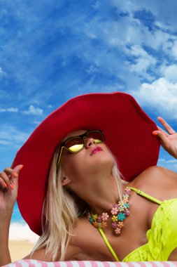 Sahilde güzel bir kadın.