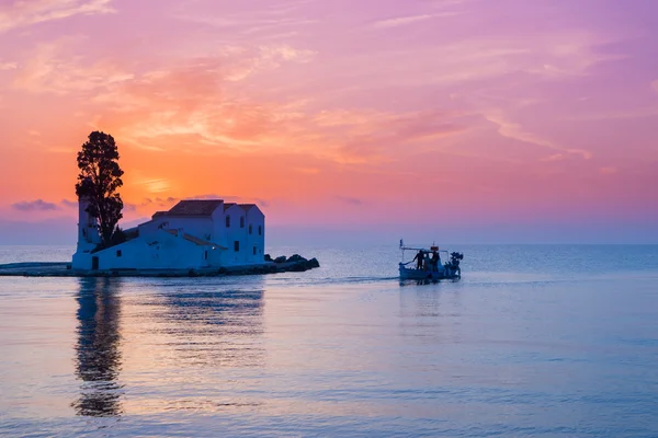 Scène van Vlacherna klooster bij zonsopgang, Kanoni, Corfu — Stockfoto