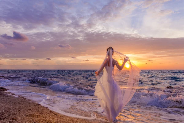 Φόρεμα νύφη θέτοντας δείχνει το γάμο στην παραλία — Φωτογραφία Αρχείου