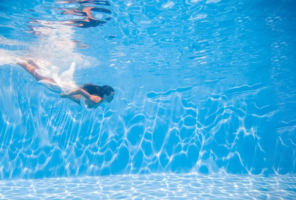 Chica bajo el agua en la piscina — Foto de Stock