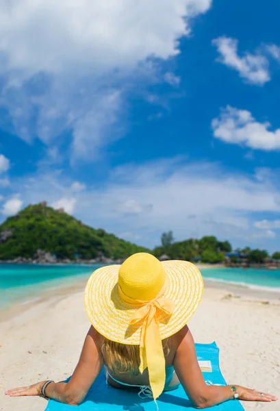 Kvinna i bikini sola på stranden i Thailand — Stockfoto