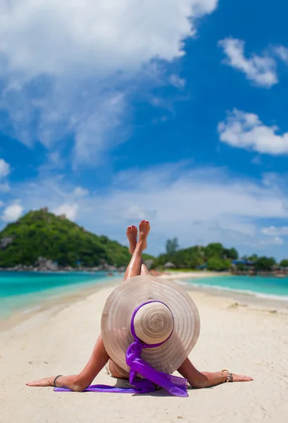 Femme en bikini bronzant sur la plage en Thaïlande — Photo