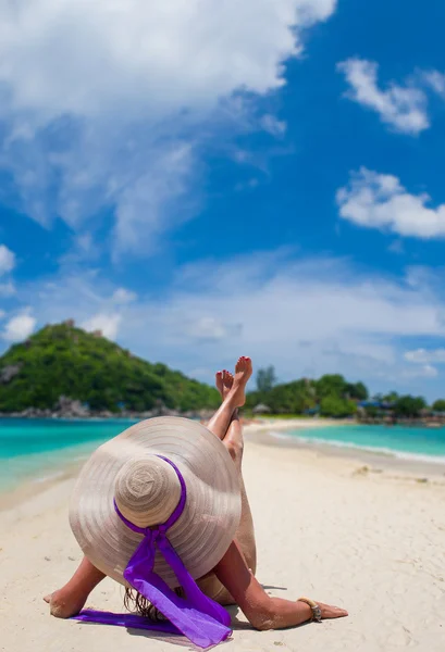 Vrouw in bikini zonnebaden op het strand in Thailand — Stockfoto