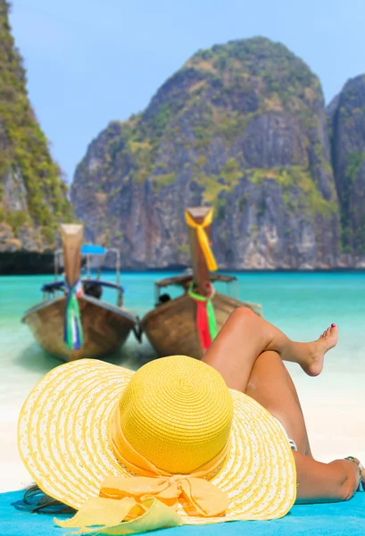 Eine sexy junge Frau am maya bay beach in phi phi — Stockfoto