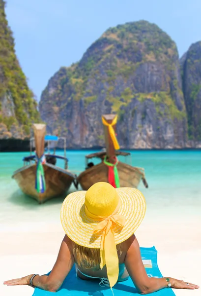 A sexy young woman on Maya bay beach in Phi Phi — Stock Photo, Image
