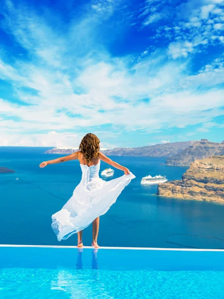 Sposa in piedi sul bordo della piscina a sfioro — Foto Stock