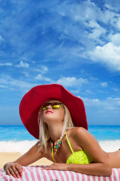 Hermosa mujer en la playa. — Foto de Stock