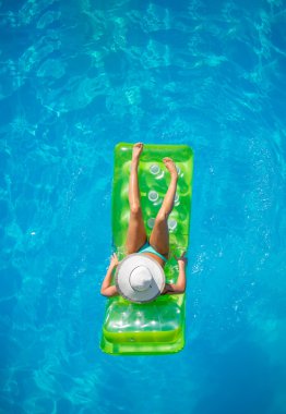 bir havuzda dinlendirici