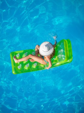 bir havuzda dinlendirici