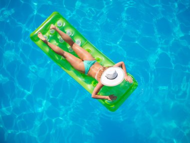 bir havuzda dinlendirici