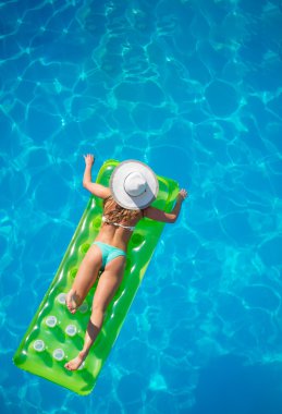 bir havuzda dinlendirici