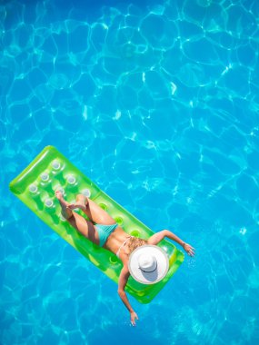 bir havuzda dinlendirici