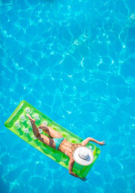 bir havuzda dinlendirici