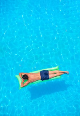 adam hava yatakta yüzme havuzunda rahatlatıcı.
